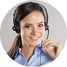 Natural Pharmaceuticals VitaSolaris® D3 Naeratav naine sinises särgis ja kõrvaklappidega klienditeenindajana.